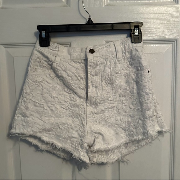 White shorts - Picture 1 of 2